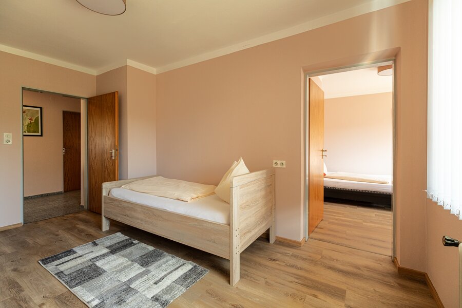 vore Schlafzimmer 2. hinten Schlafzimmer 3. mit je einem Einzelbett