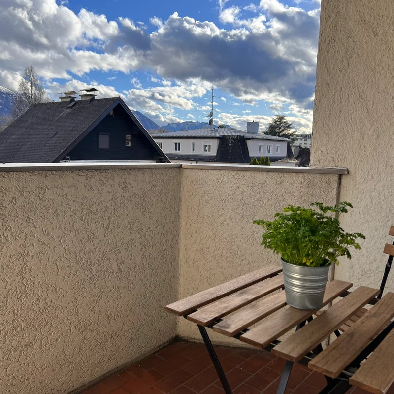 Auf dem kleinen feinen und ruhigen Balkon lässt sich der Abend mit Blick auf die Berge und die Salzach entspannt ausklingen