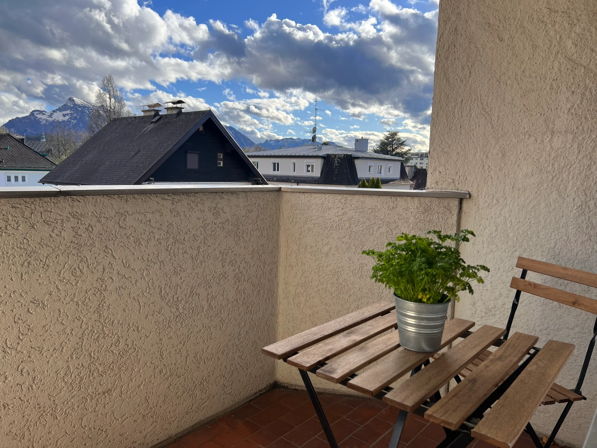 Auf dem kleinen feinen und ruhigen Balkon lässt sich der Abend mit Blick auf die Berge und die Salzach entspannt ausklingen