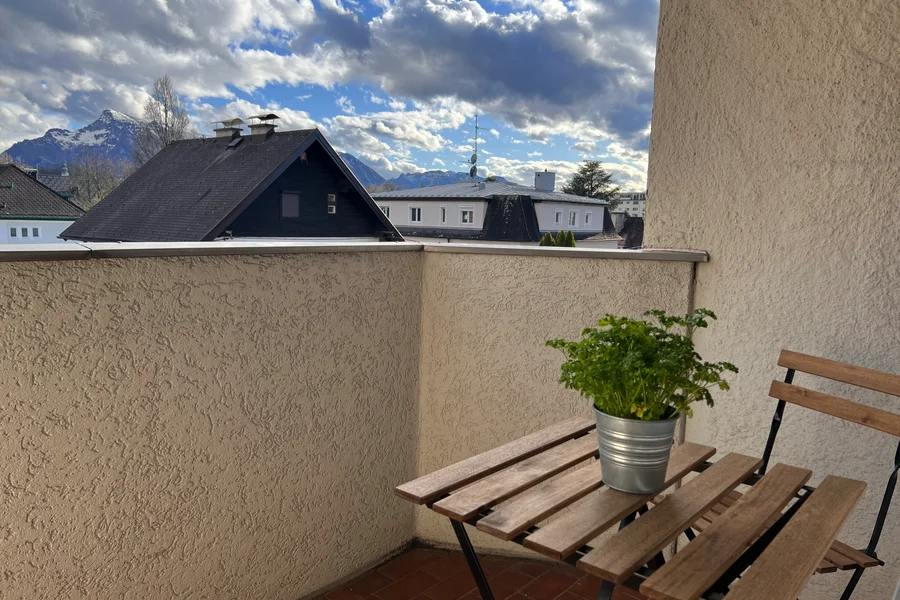 Auf dem kleinen feinen und ruhigen Balkon lässt sich der Abend mit Blick auf die Berge und die Salzach entspannt ausklingen