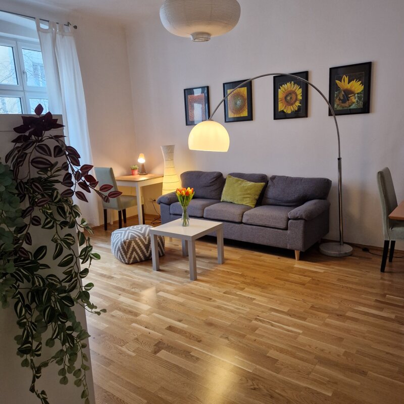 Bright living room with parquet & period charm – 2-room apartment, short-term rental, temporary housing for 1 to 6 months in Vienna