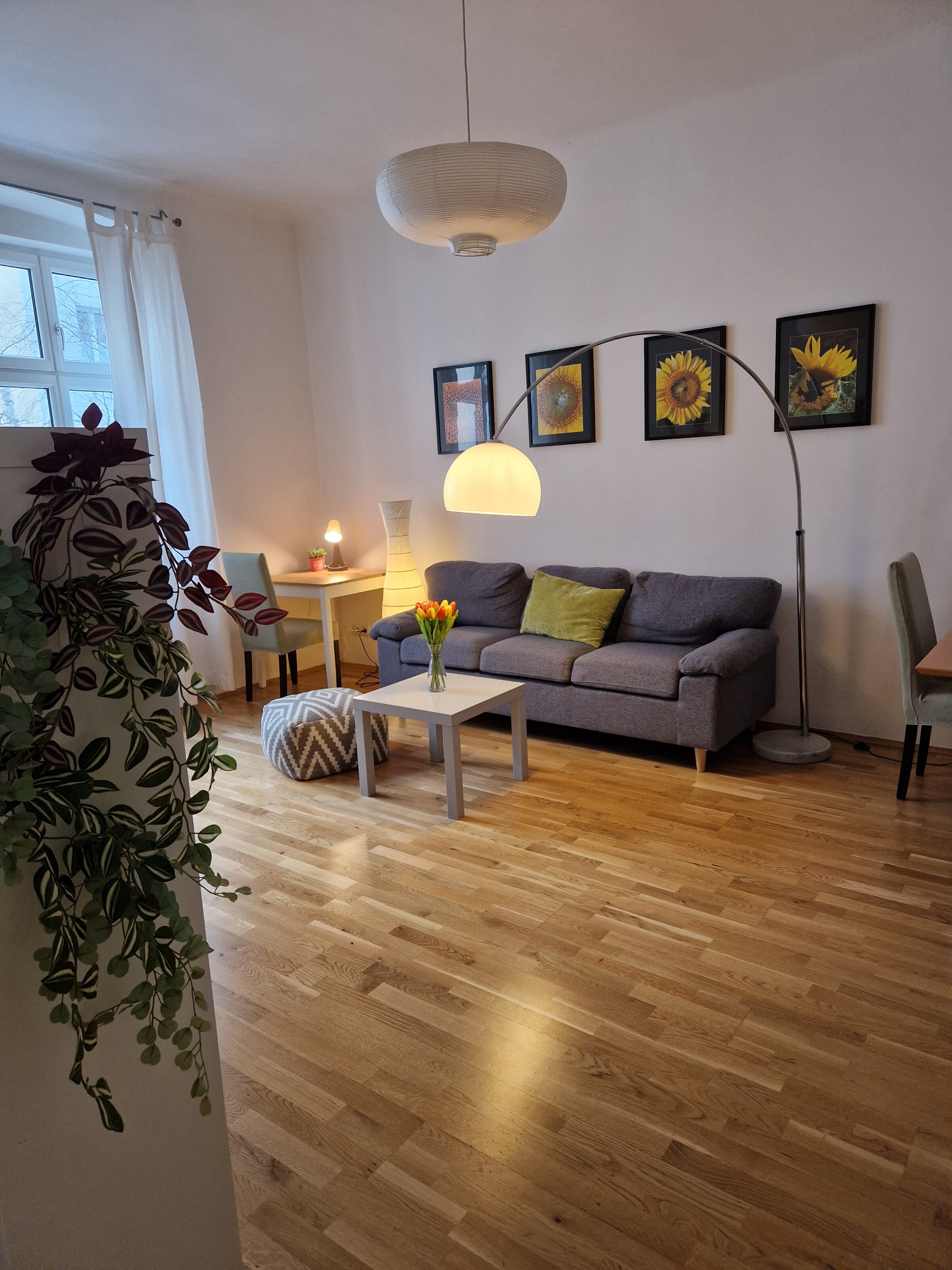 Bright living room with parquet & period charm – 2-room apartment, short-term rental, temporary housing for 1 to 6 months in Vienna