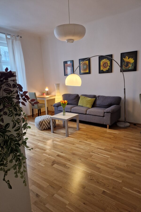 Bright living room with parquet & period charm – 2-room apartment, short-term rental, temporary housing for 1 to 6 months in Vienna