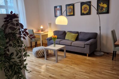 Bright living room with parquet & period charm – 2-room apartment, short-term rental, temporary housing for 1 to 6 months in Vienna