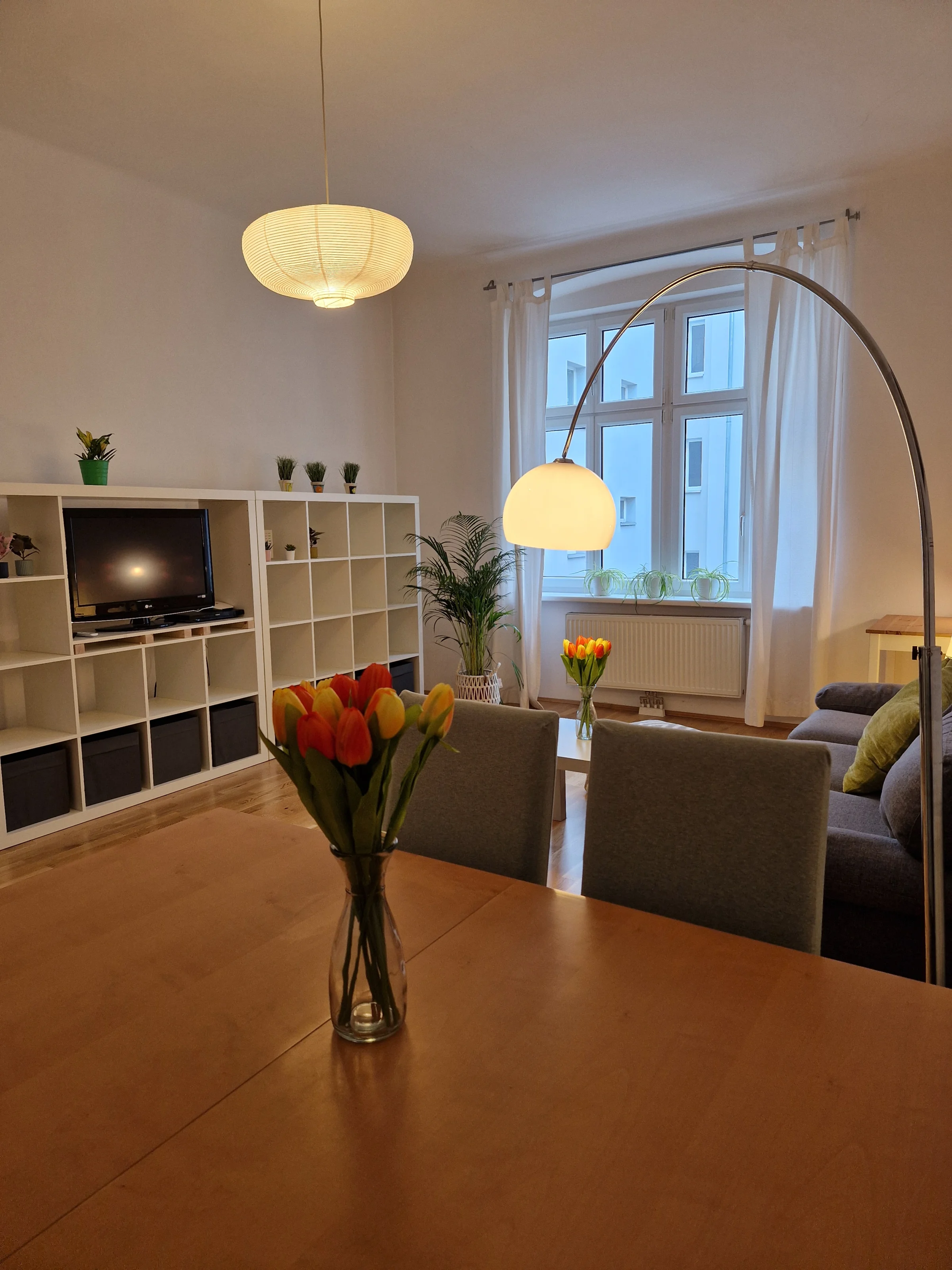Wohnzimmer mit großem Fenster in ruhigen Innenhof