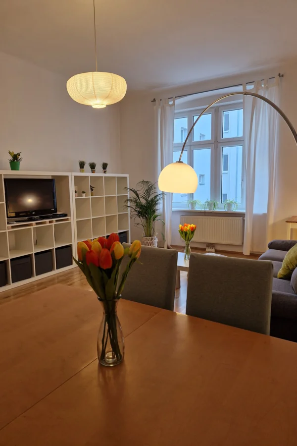 Wohnzimmer mit großem Fenster in ruhigen Innenhof