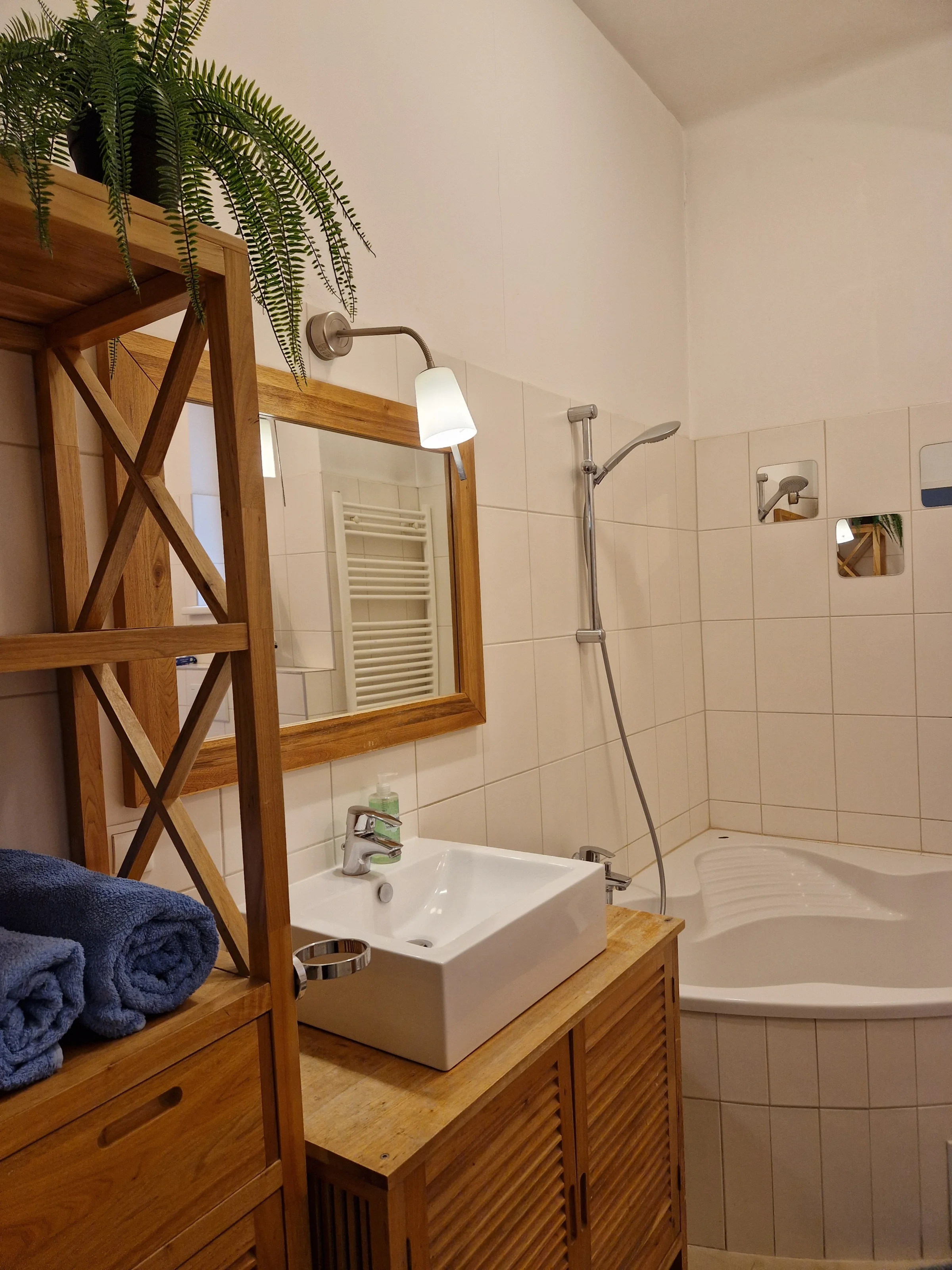 Badezimmer mit Eckbadewanne
