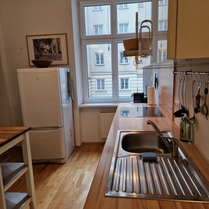 Küche mit Blick in den Innenhof