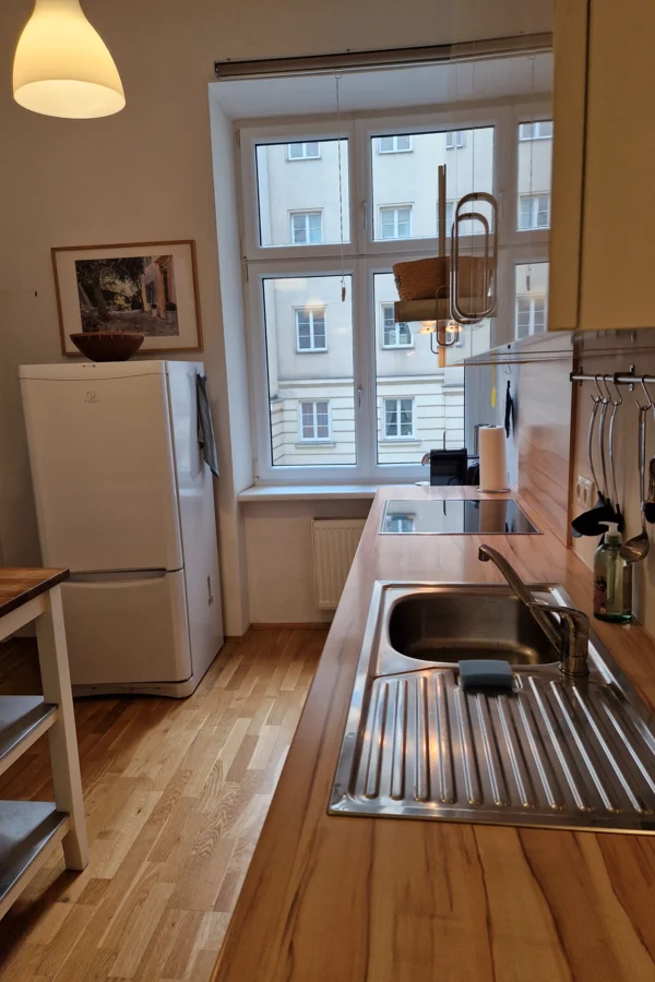 Küche mit Blick in den Innenhof