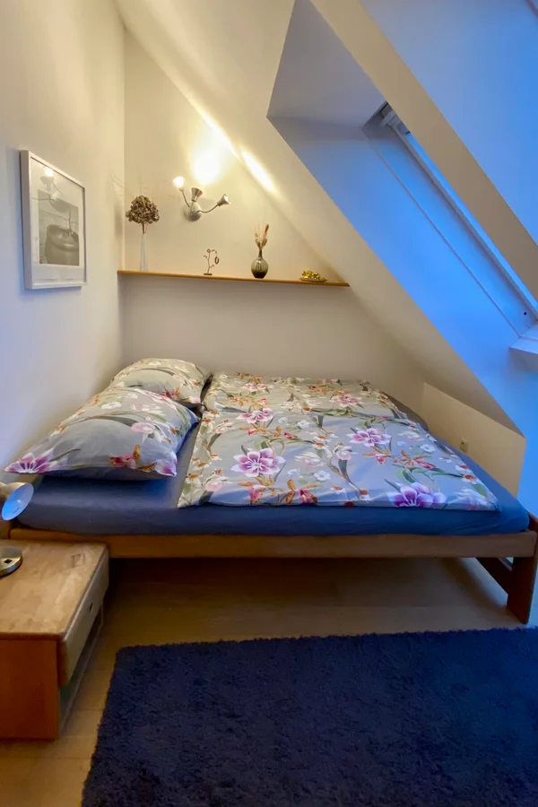 Die Einrichtung im Zimmer sieht jetzt anders aus 