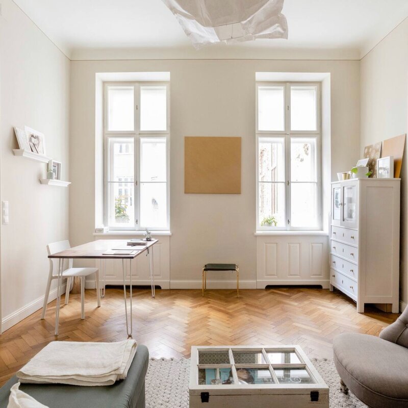 Heller Altbau-Wohnraum mit Fischgrätparkett & weißen Kassettentüren – 3-Zimmer Wohnung zur Kurzzeitmiete in Wien