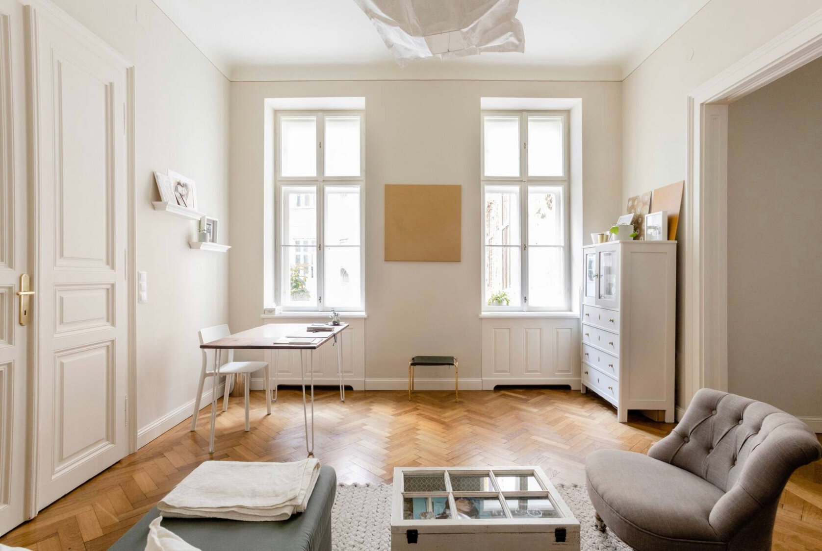 Heller Altbau-Wohnraum mit Fischgrätparkett & weißen Kassettentüren – 3-Zimmer Wohnung zur Kurzzeitmiete in Wien