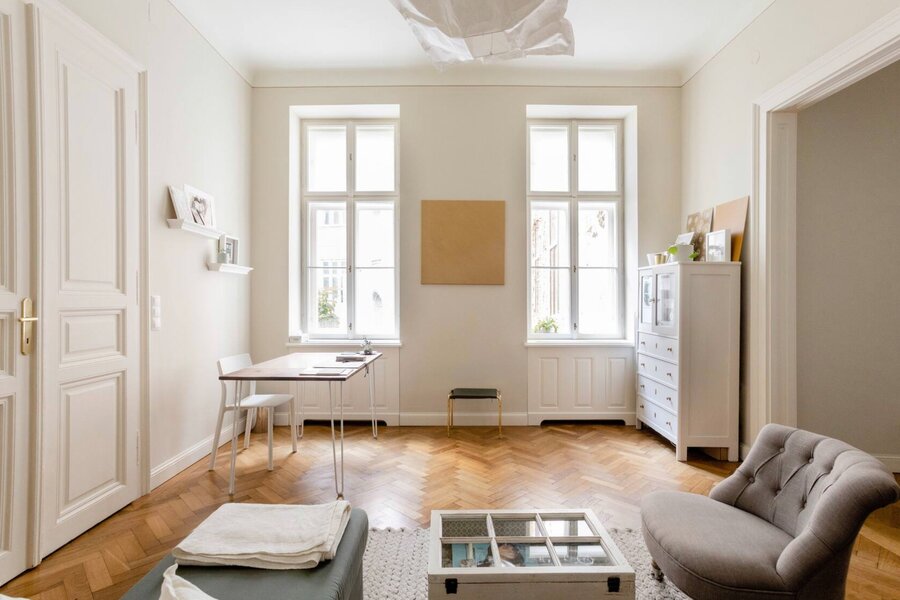 Heller Altbau-Wohnraum mit Fischgrätparkett & weißen Kassettentüren – 3-Zimmer Wohnung zur Kurzzeitmiete in Wien