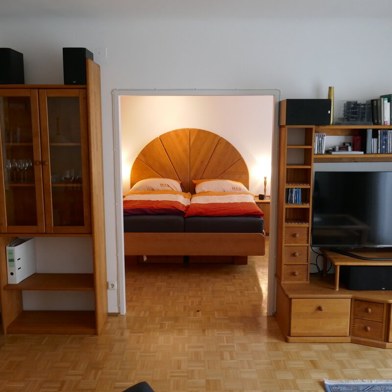 Wohnzimmer mit Kamin & Blick ins Schlafzimmer – 2-Zimmer-Wohnung, Kurzzeitmiete Wien, Wohnen auf Zeit für 1 bis 6 Monate