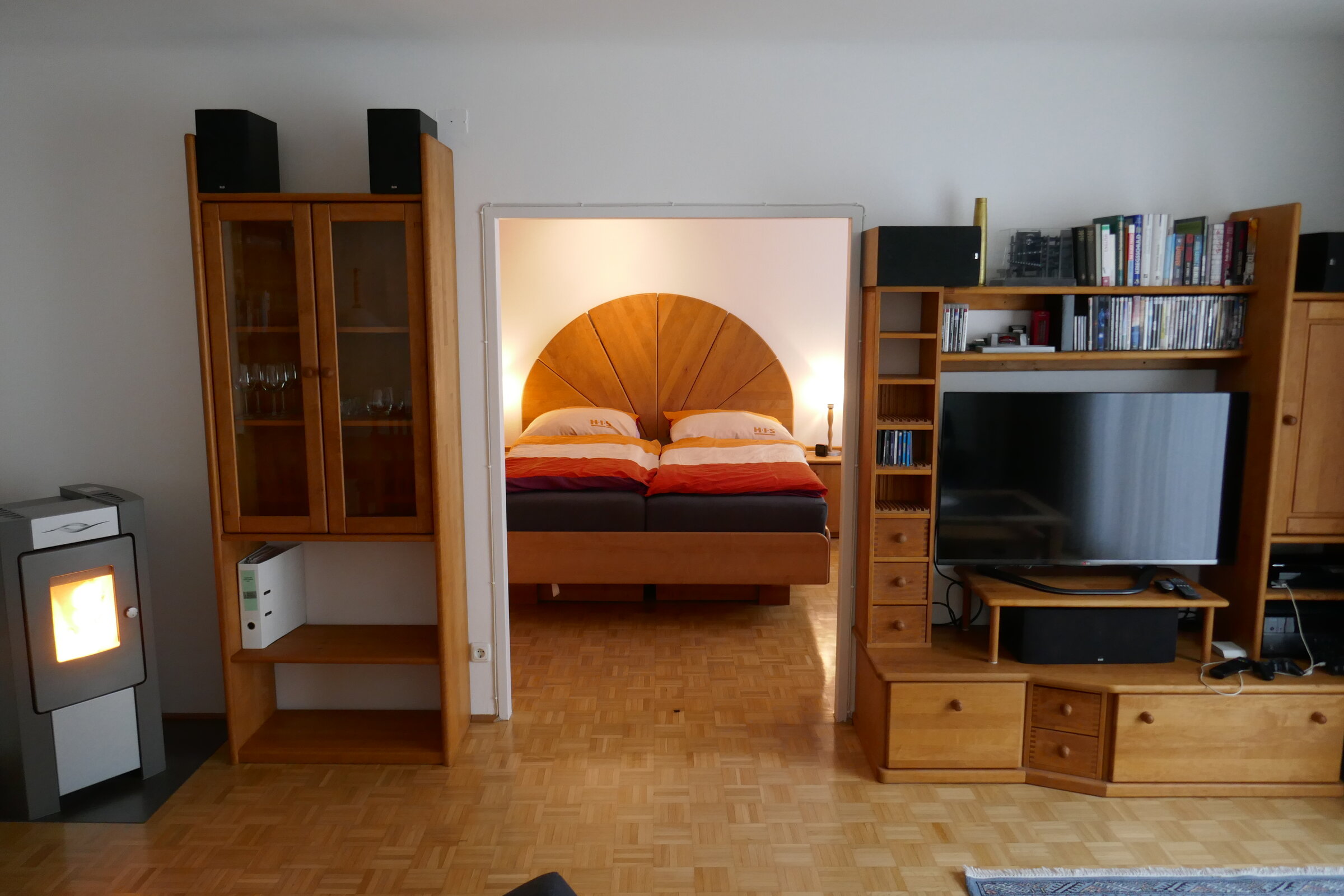 Wohnzimmer mit Blick ins Schlafzimmer