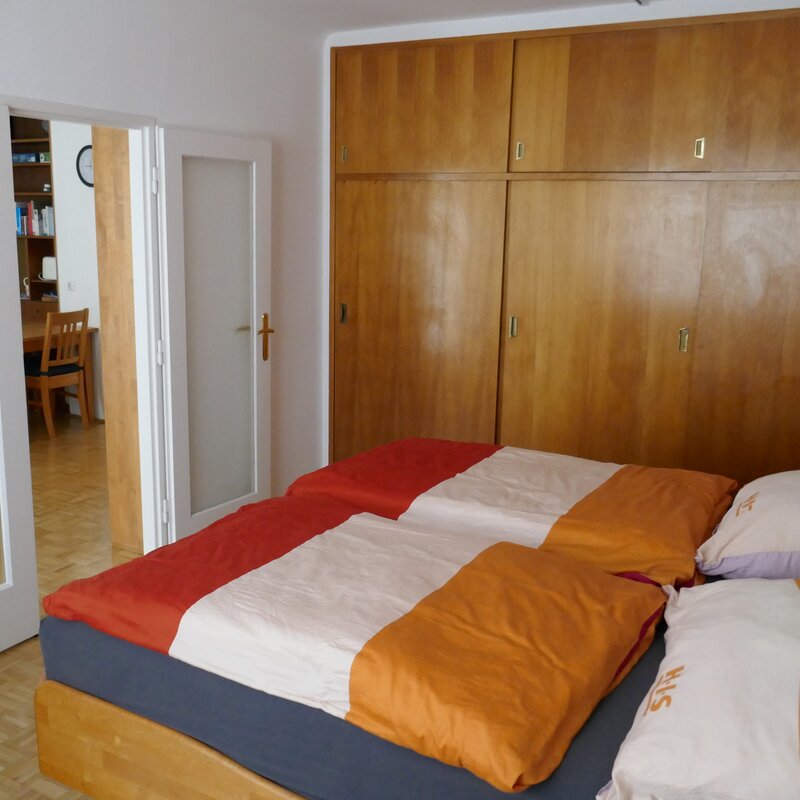 Schlafzimmer mit Schreibtisch 1