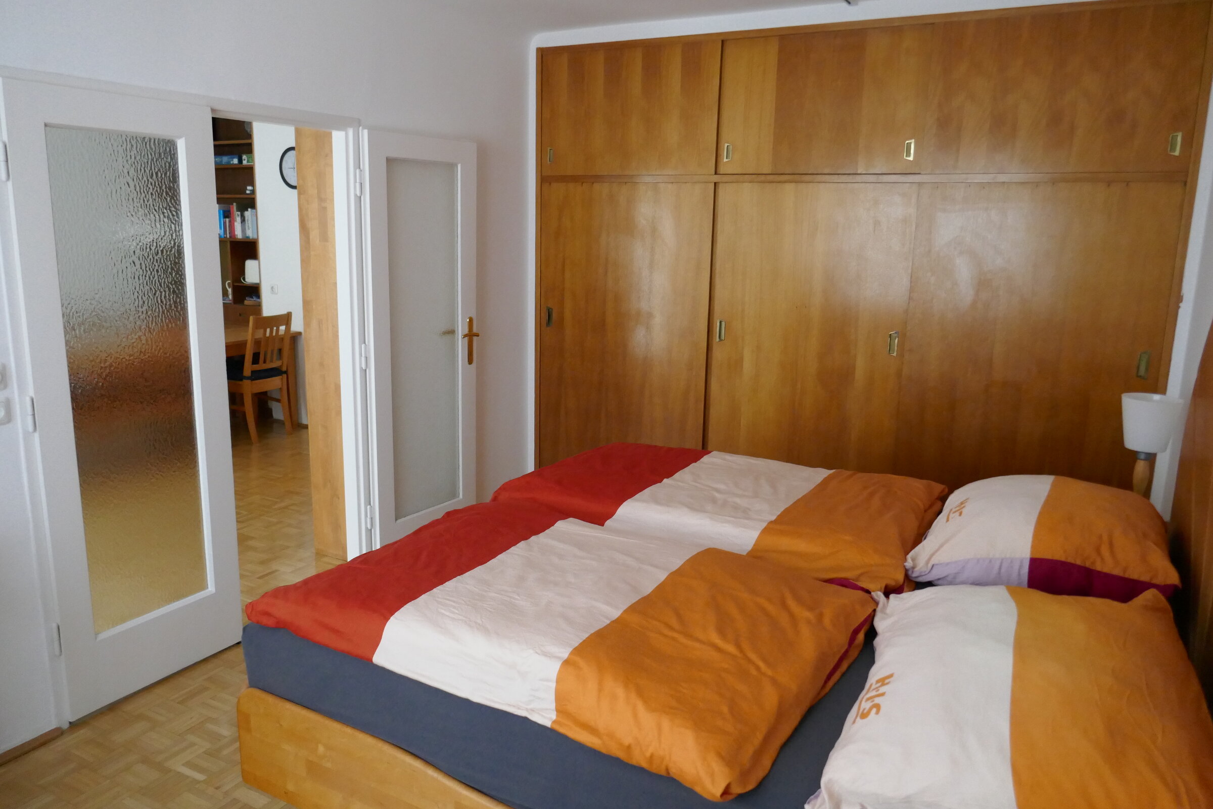 Schlafzimmer mit Schreibtisch 1