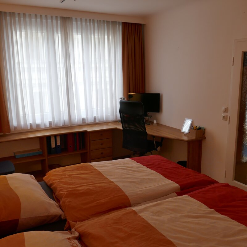 Schlafzimmer mit Schreibtisch 2