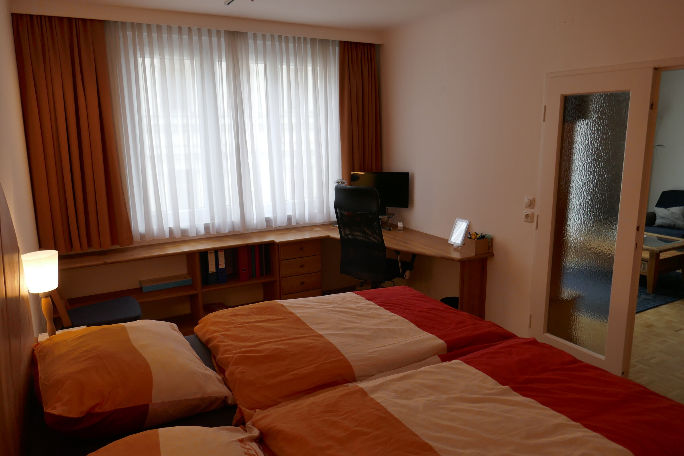 Schlafzimmer mit Schreibtisch 2