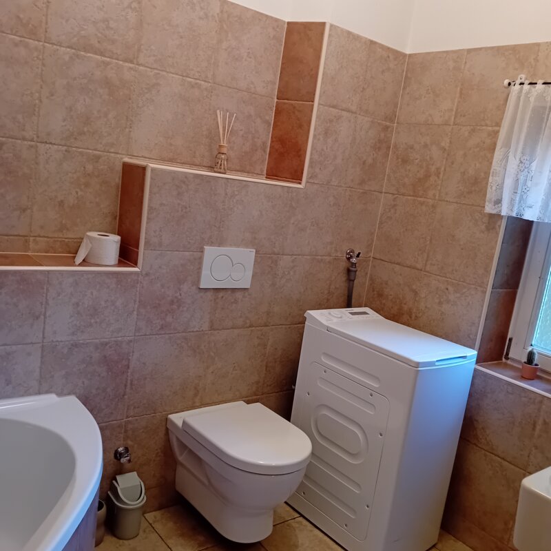 mit Badewanne und Fenster in den Innenhof