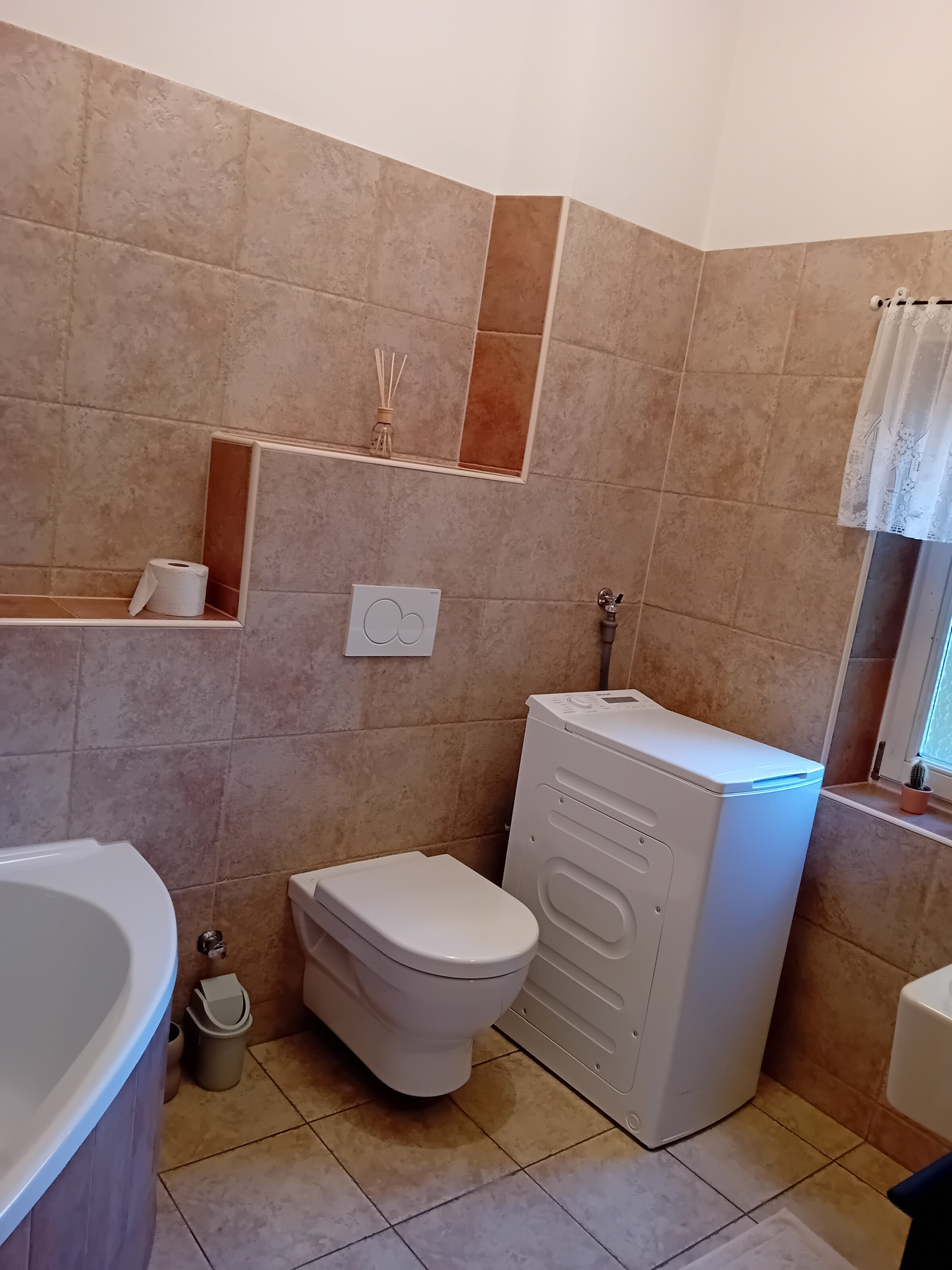 mit Badewanne und Fenster in den Innenhof