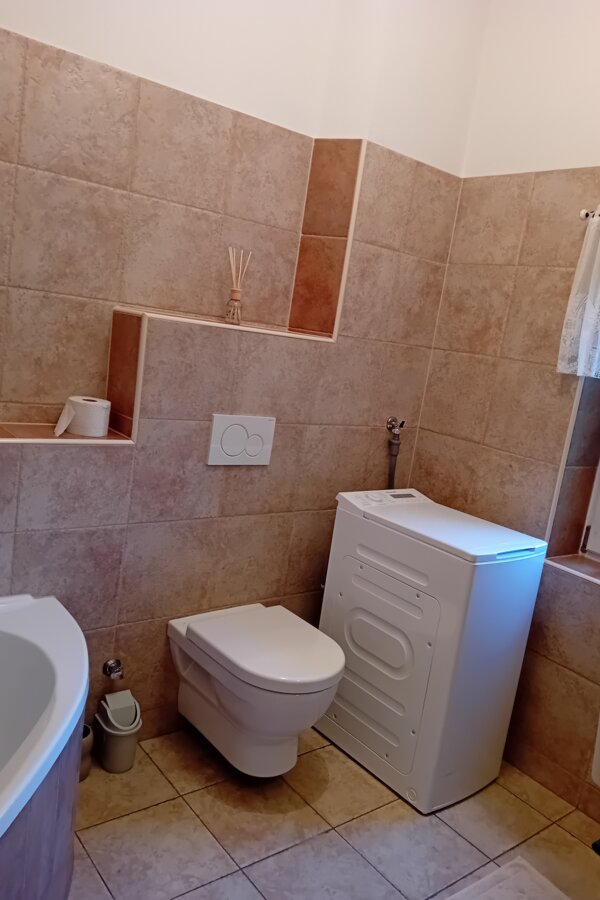 mit Badewanne und Fenster in den Innenhof