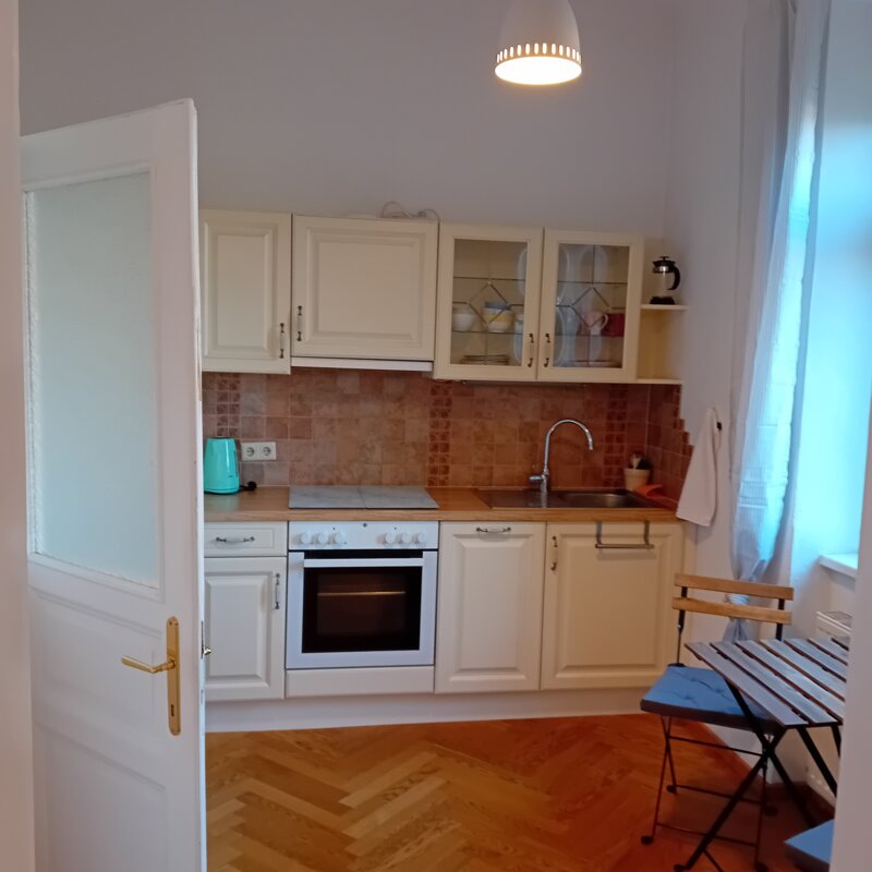 mit Essbereich und Fenster 