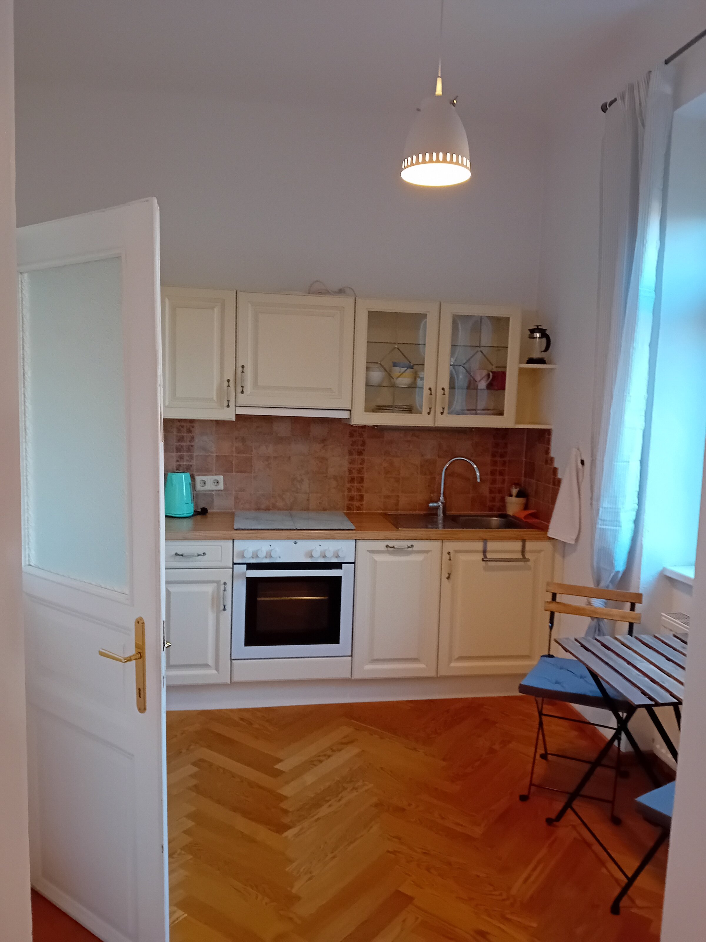 mit Essbereich und Fenster 