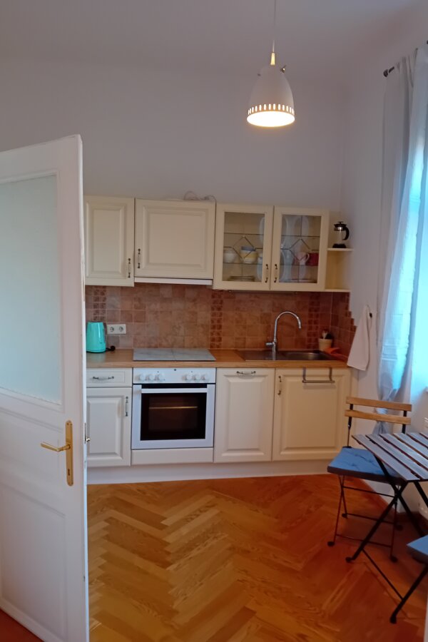 mit Essbereich und Fenster 