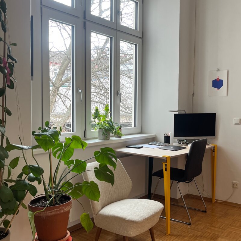 Schreibtisch mit Bildschirm