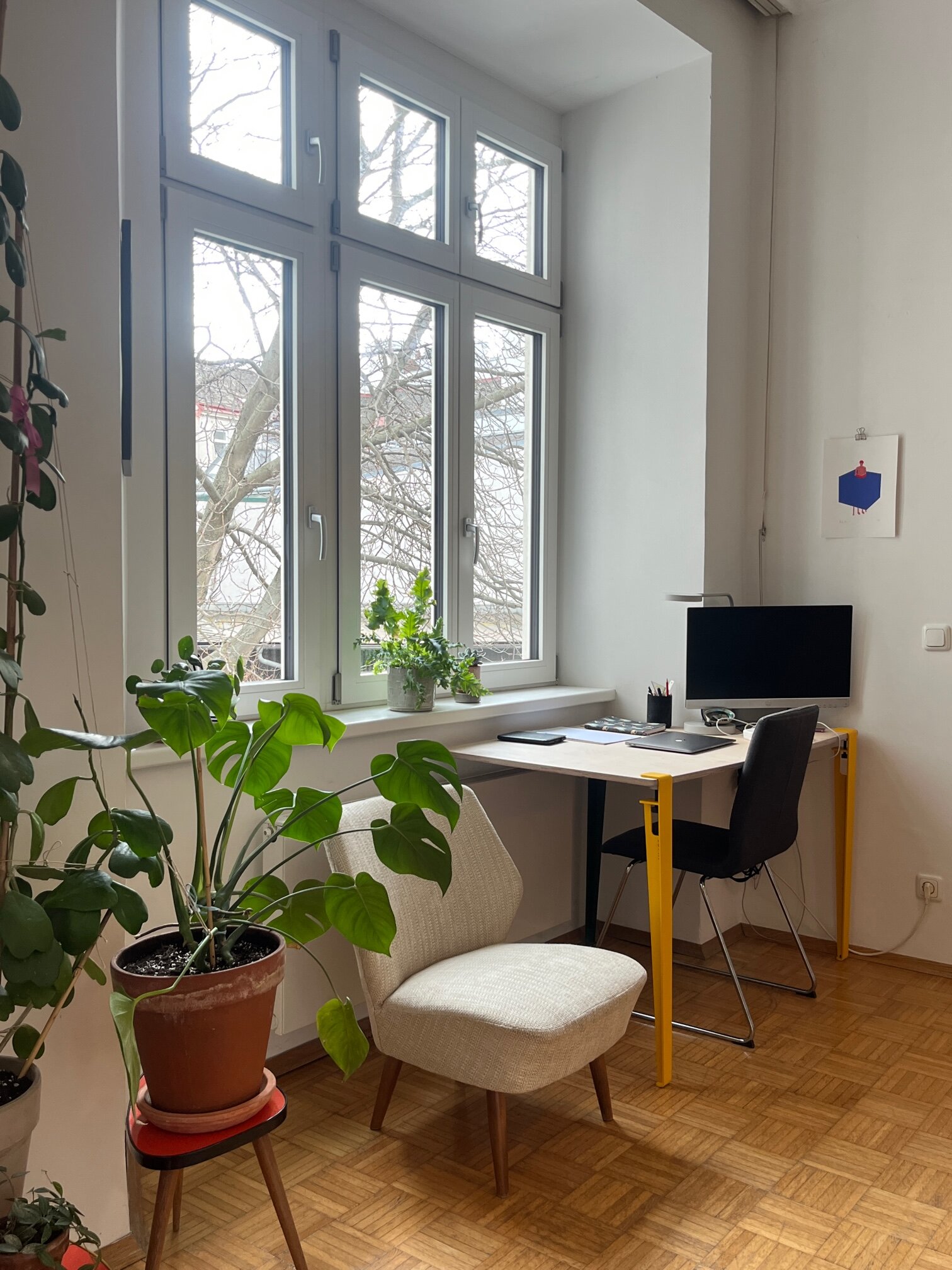Schreibtisch mit Bildschirm
