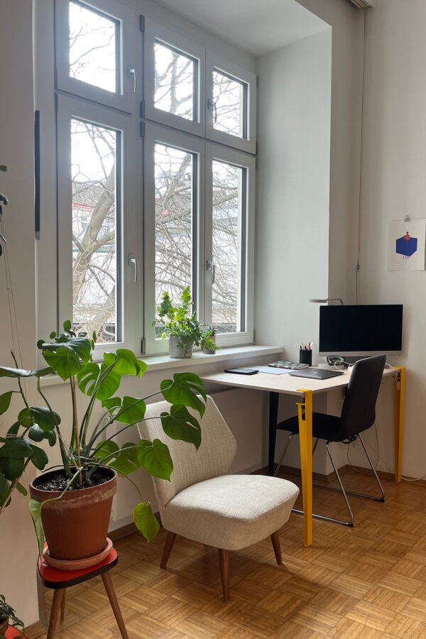 Schreibtisch mit Bildschirm