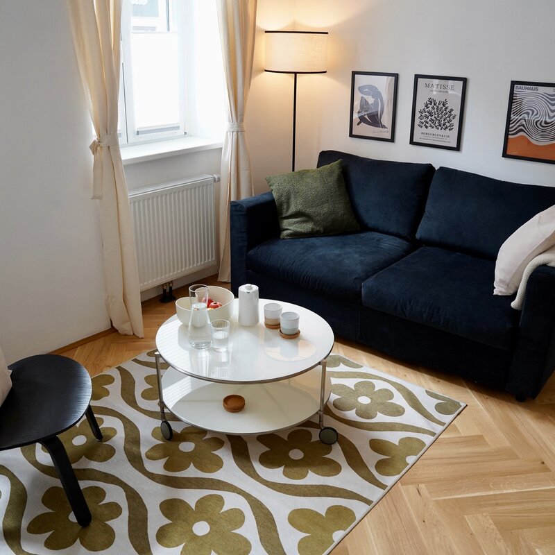 Helles Wohnzimmer mit Designmöbeln – 2-Zimmer Wohnung zur Kurzzeitmiete & Wohnen auf Zeit für 1 bis 6 Monate in Wien