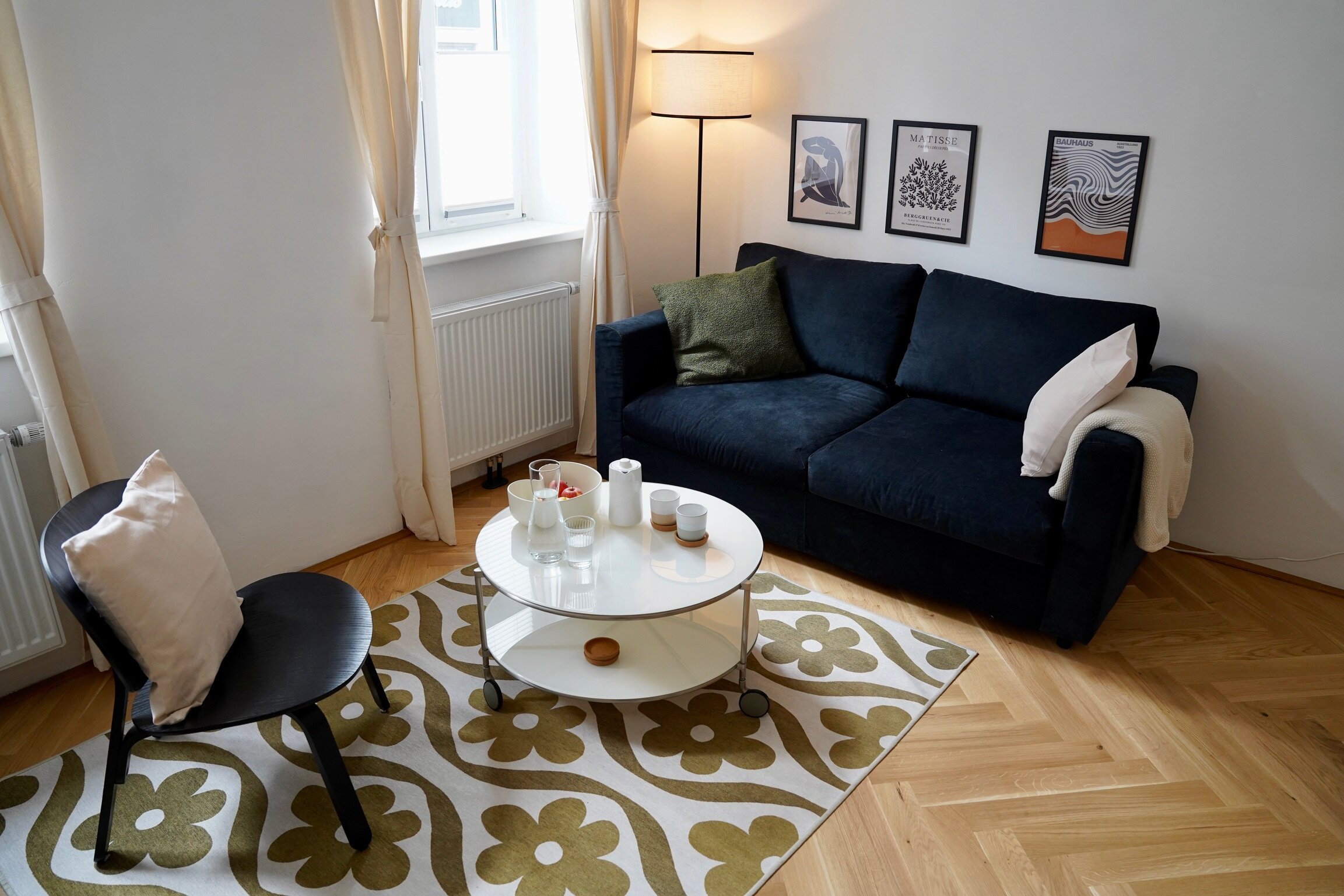 Helles Wohnzimmer mit Designmöbeln – 2-Zimmer Wohnung zur Kurzzeitmiete & Wohnen auf Zeit für 1 bis 6 Monate in Wien
