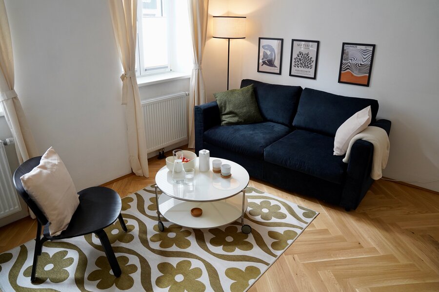 Helles Wohnzimmer mit Designmöbeln – 2-Zimmer Wohnung zur Kurzzeitmiete & Wohnen auf Zeit für 1 bis 6 Monate in Wien