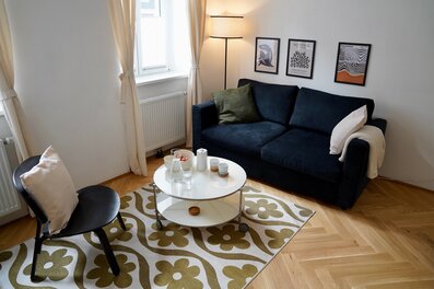 Helles Wohnzimmer mit Designmöbeln – 2-Zimmer Wohnung zur Kurzzeitmiete & Wohnen auf Zeit für 1 bis 6 Monate in Wien