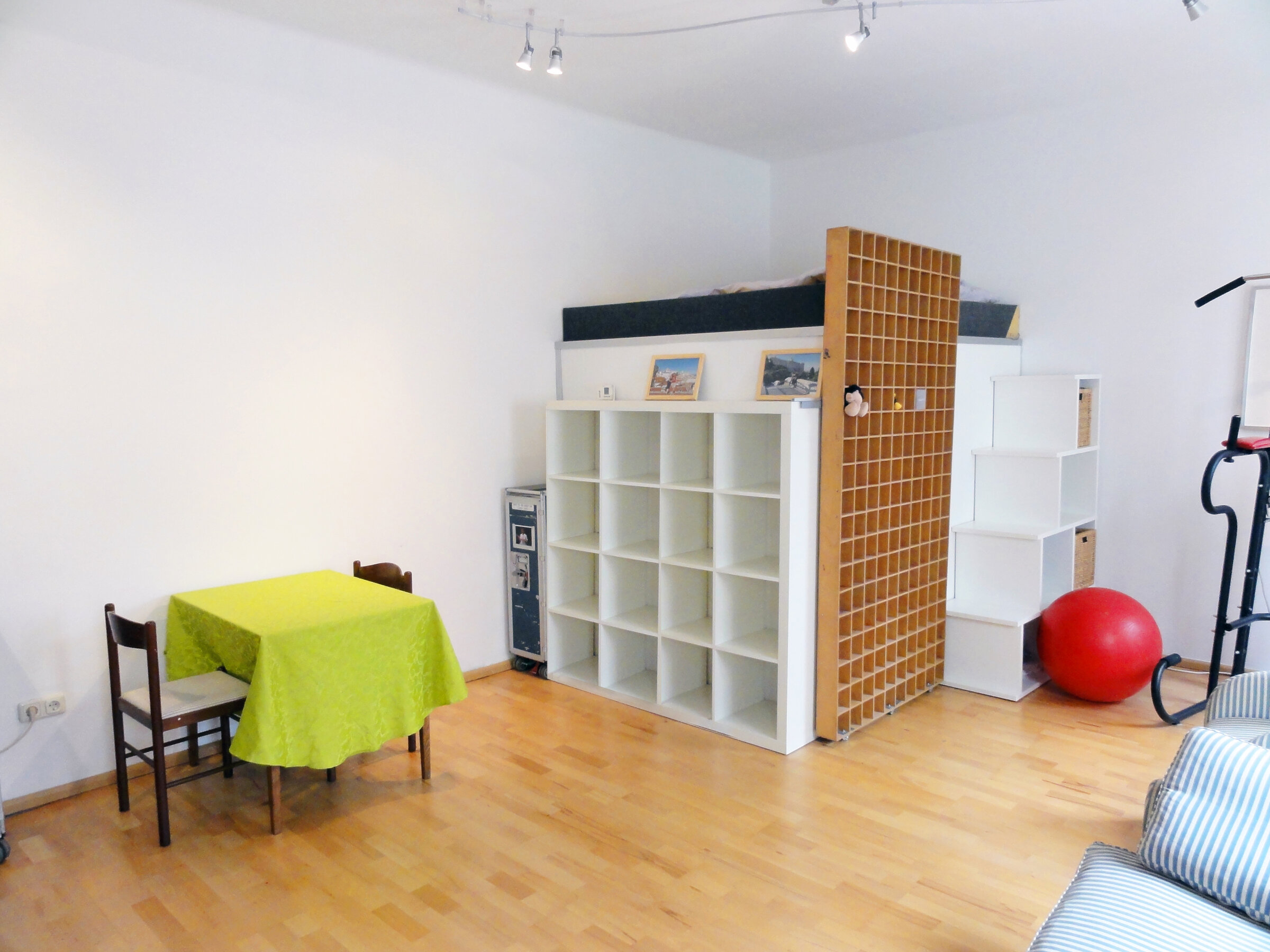 Möblierte 1-Zimmer Wohnung mit Hochbett & Regal – Kurzzeitmiete Wien, Wohnen auf Zeit für 1 bis 6 Monate