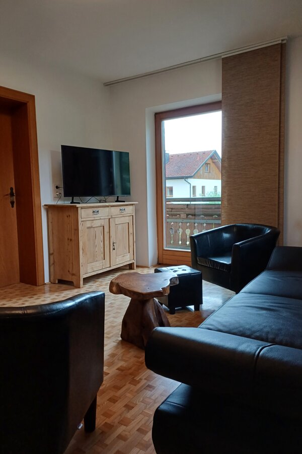 Wohnzimmer mit Ledersofa & TV – 3-Zimmer-Wohnung zur Kurzzeitmiete & Wohnen auf Zeit für 1 bis 6 Monate in Grödig