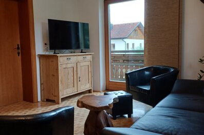 Wohnzimmer mit Ledersofa & TV – 3-Zimmer-Wohnung zur Kurzzeitmiete & Wohnen auf Zeit für 1 bis 6 Monate in Grödig