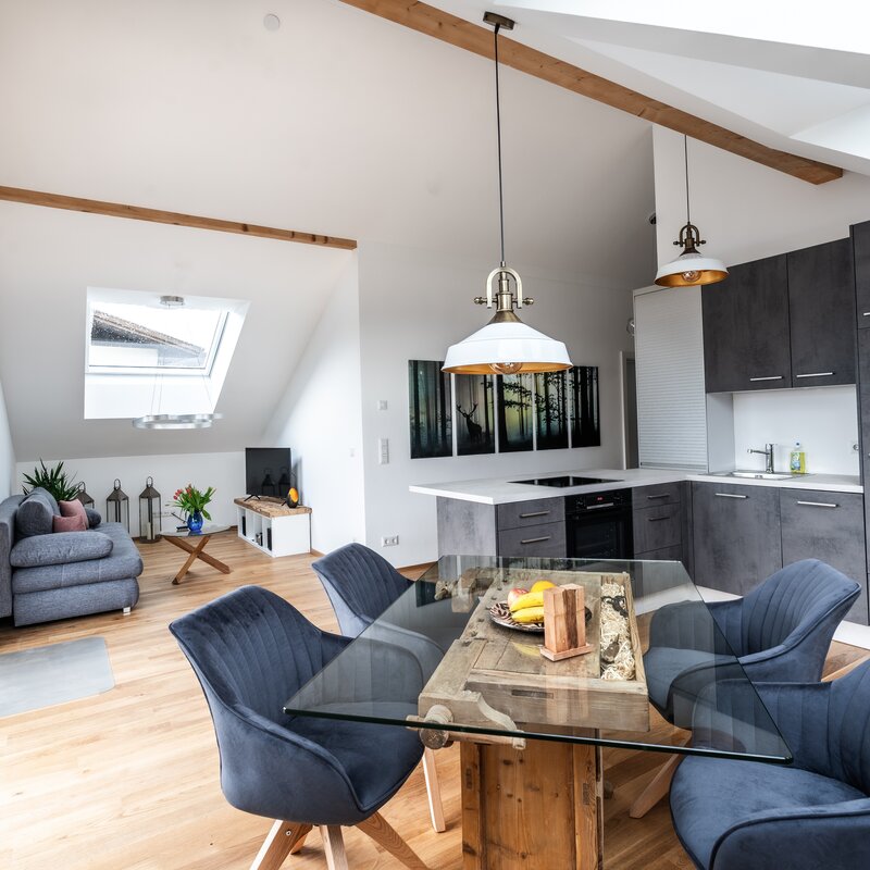 Bright attic apartment with open kitchen & wood beams – 2-room short-term rental, temporary housing for 1 to 6 months, Bergheim | © JH