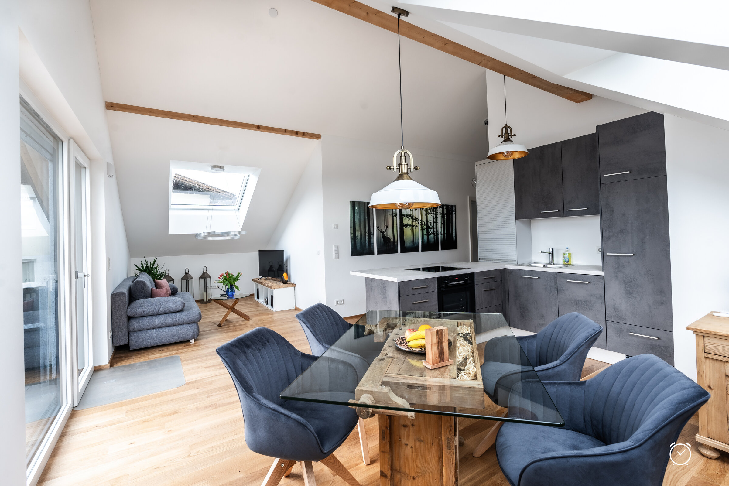 Bright attic apartment with open kitchen & wood beams – 2-room short-term rental, temporary housing for 1 to 6 months, Bergheim | © JH