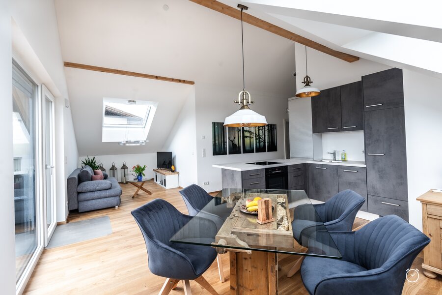 Bright attic apartment with open kitchen & wood beams – 2-room short-term rental, temporary housing for 1 to 6 months, Bergheim | © JH