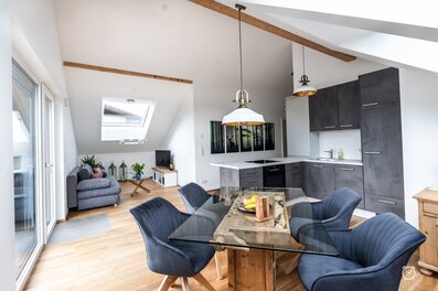 Bright attic apartment with open kitchen & wood beams – 2-room short-term rental, temporary housing for 1 to 6 months, Bergheim | © JH