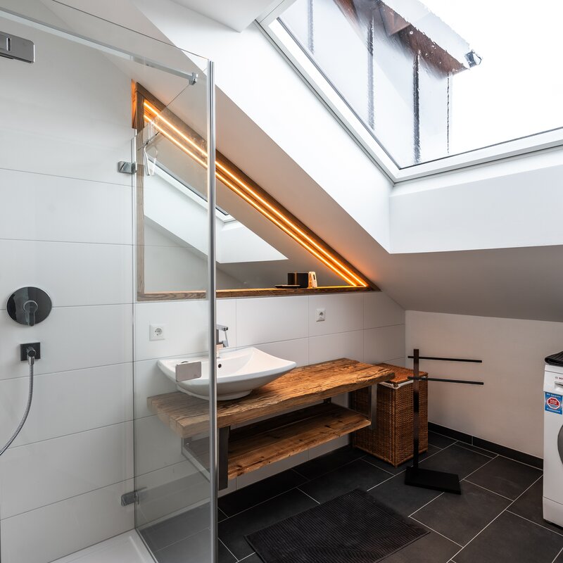 Bathroom with Washingmachine and dryer