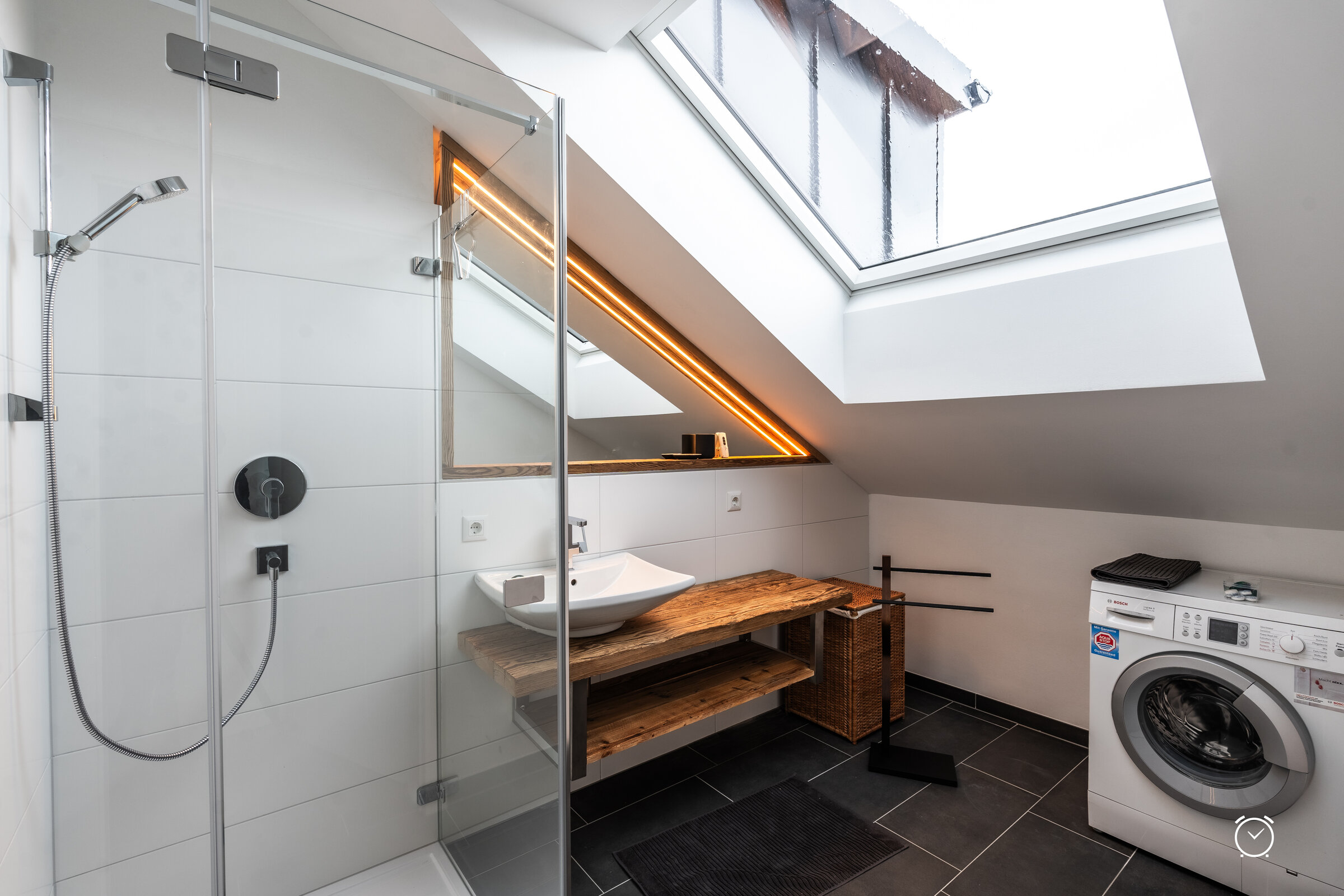 Bathroom with Washingmachine and dryer
