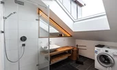 Badezimmer mit Waschmaschine und Wäscetrockner
