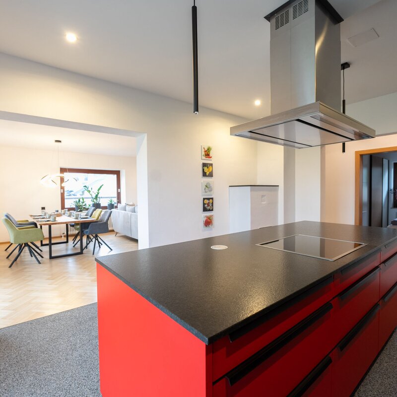 Küche mit Durchgang zum Essbereich