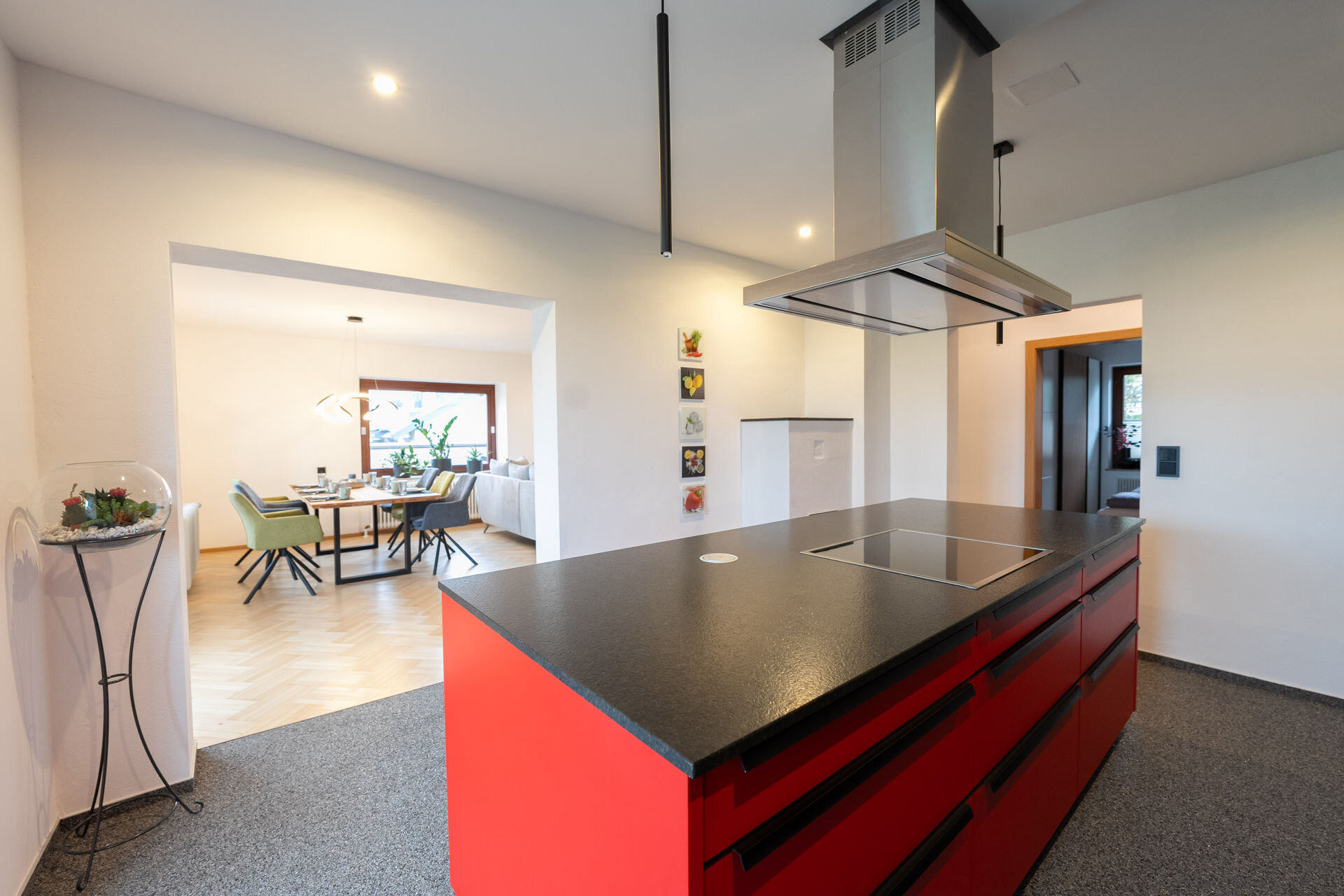 Küche mit Durchgang zum Essbereich