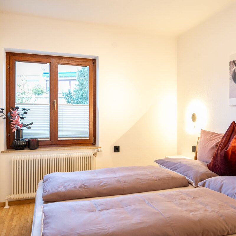 Doppelbett und großer Kleiderschrank | © kaserer