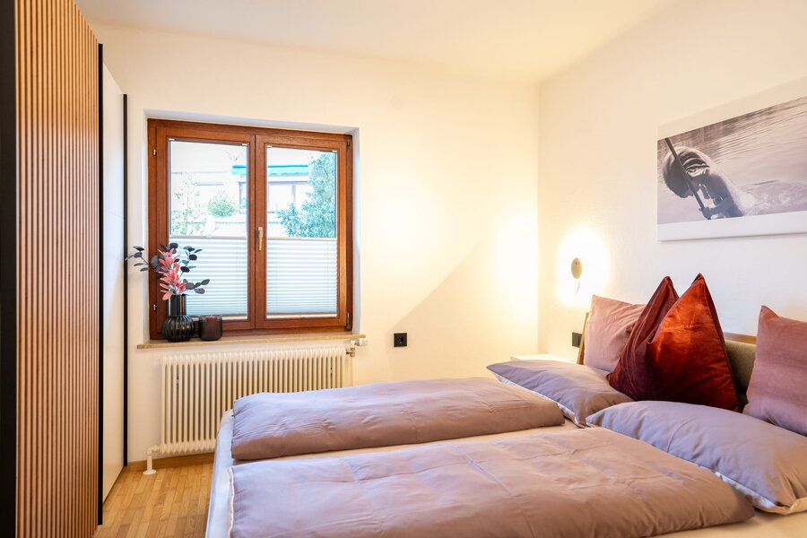 Doppelbett und großer Kleiderschrank | © kaserer